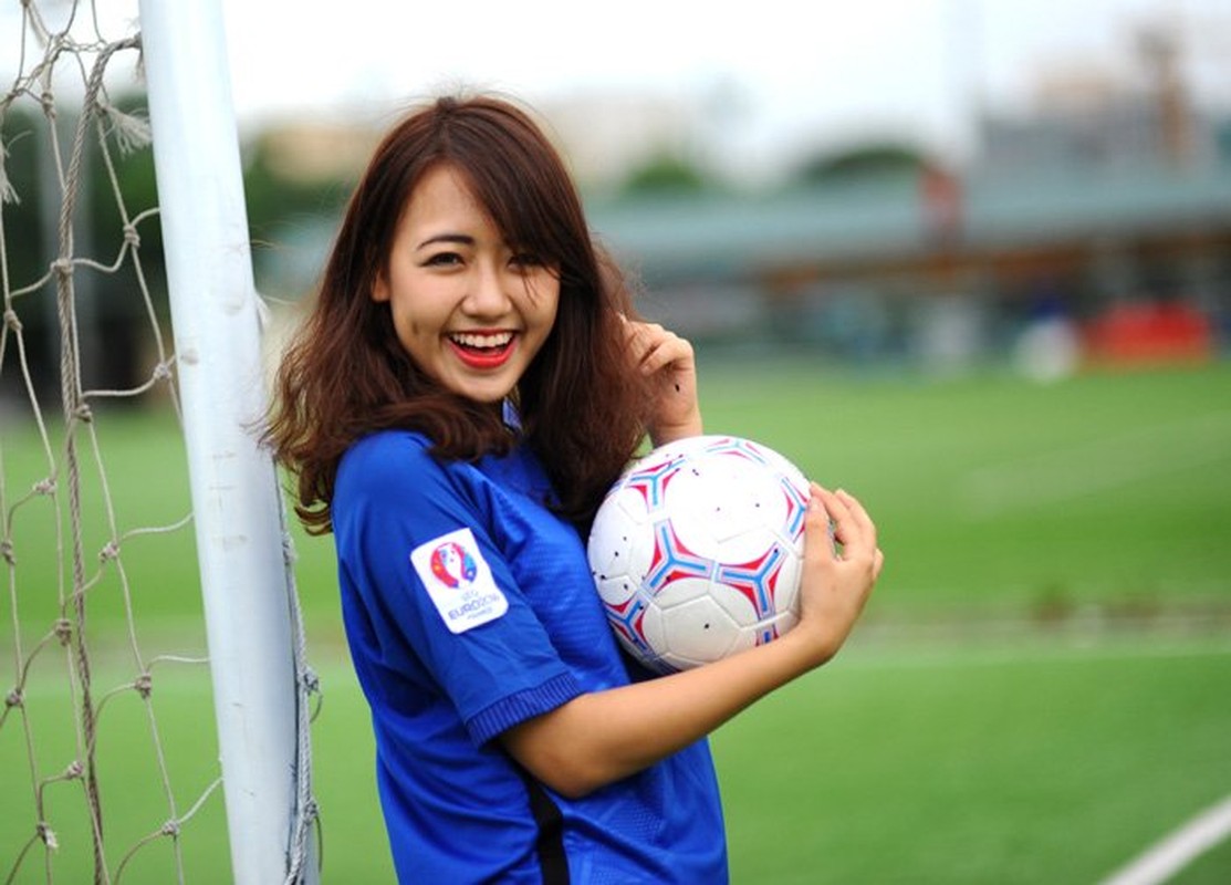 Hot girl Viet thi nhau khoe anh co vu VCK Euro 2016-Hinh-4