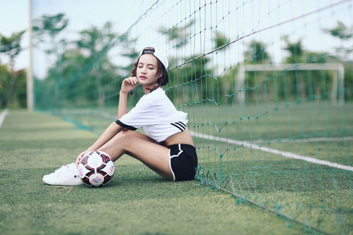 Hot girl Viet thi nhau khoe anh co vu VCK Euro 2016-Hinh-8