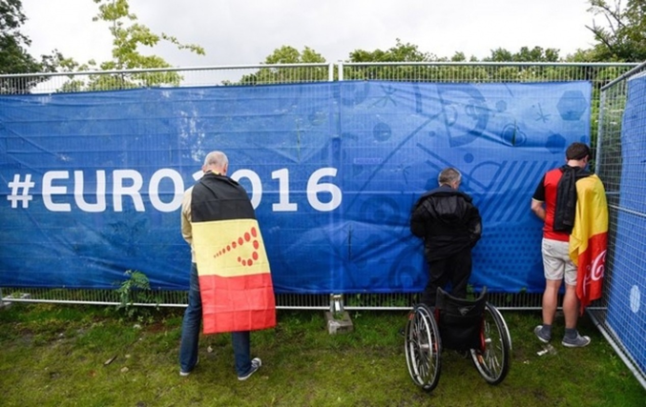 Goc khuat Euro 2016: CDV va van hoa ung xu