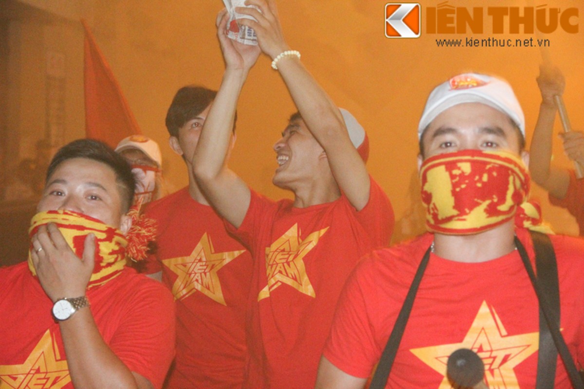 Hoi CDV VFS “quay” tung bung co vu U19 Viet Nam-Hinh-8