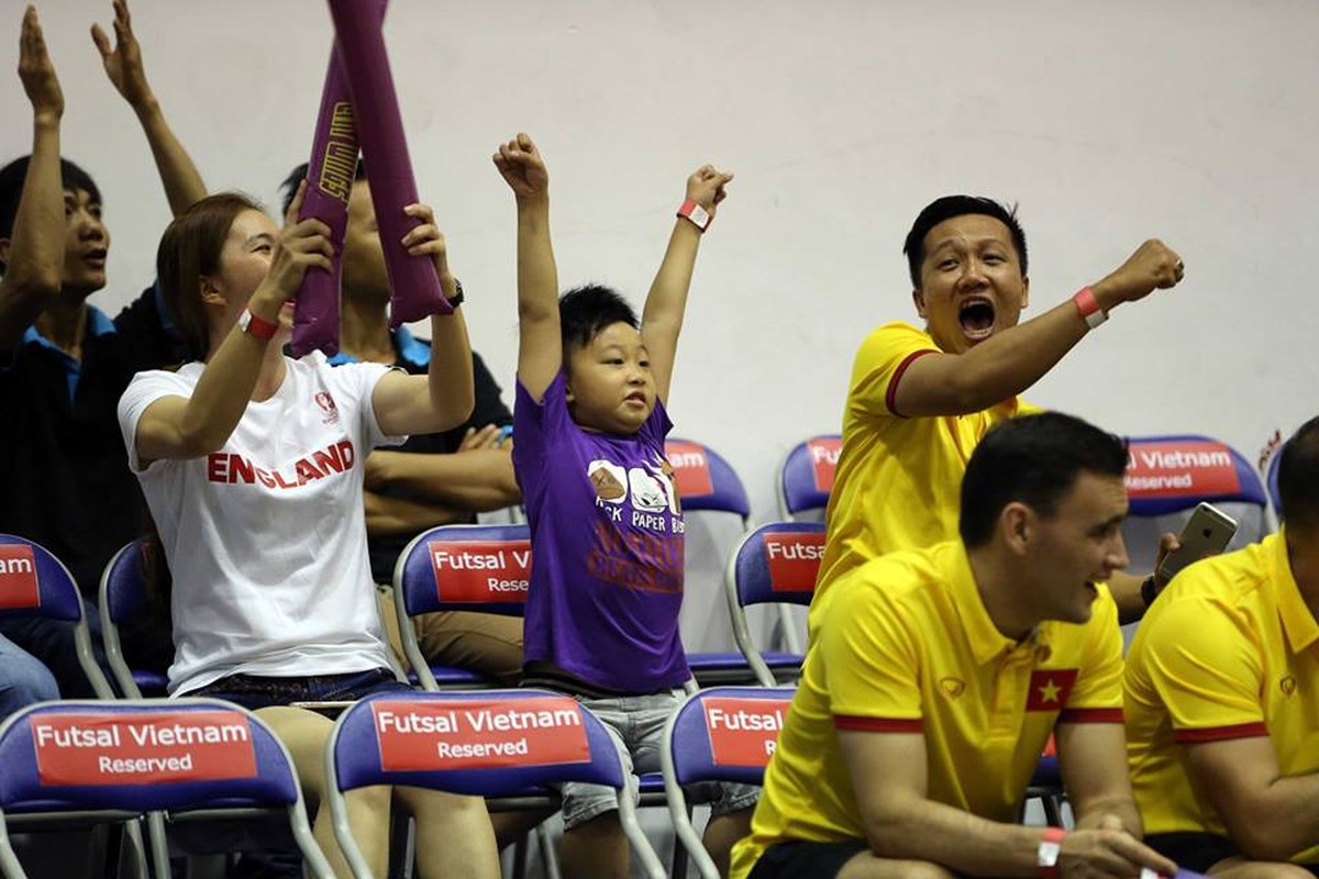 Tuyen Futsal Viet Nam quay tung bung tren khan dai-Hinh-3