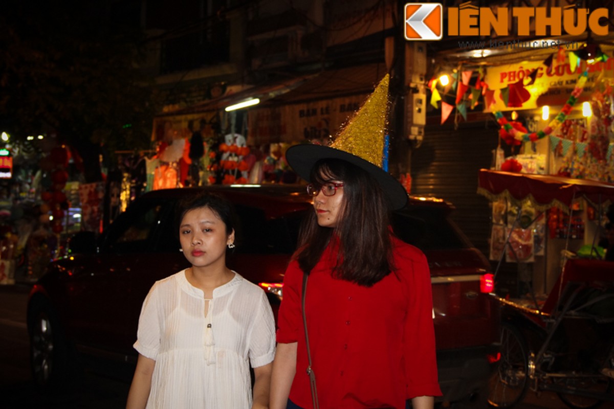 Nguoi gia, thanh nien, tre em... don Halloween tren pho Hang Ma-Hinh-2