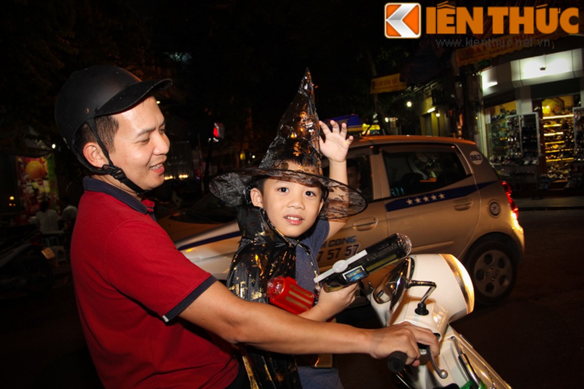 Nguoi gia, thanh nien, tre em... don Halloween tren pho Hang Ma-Hinh-4