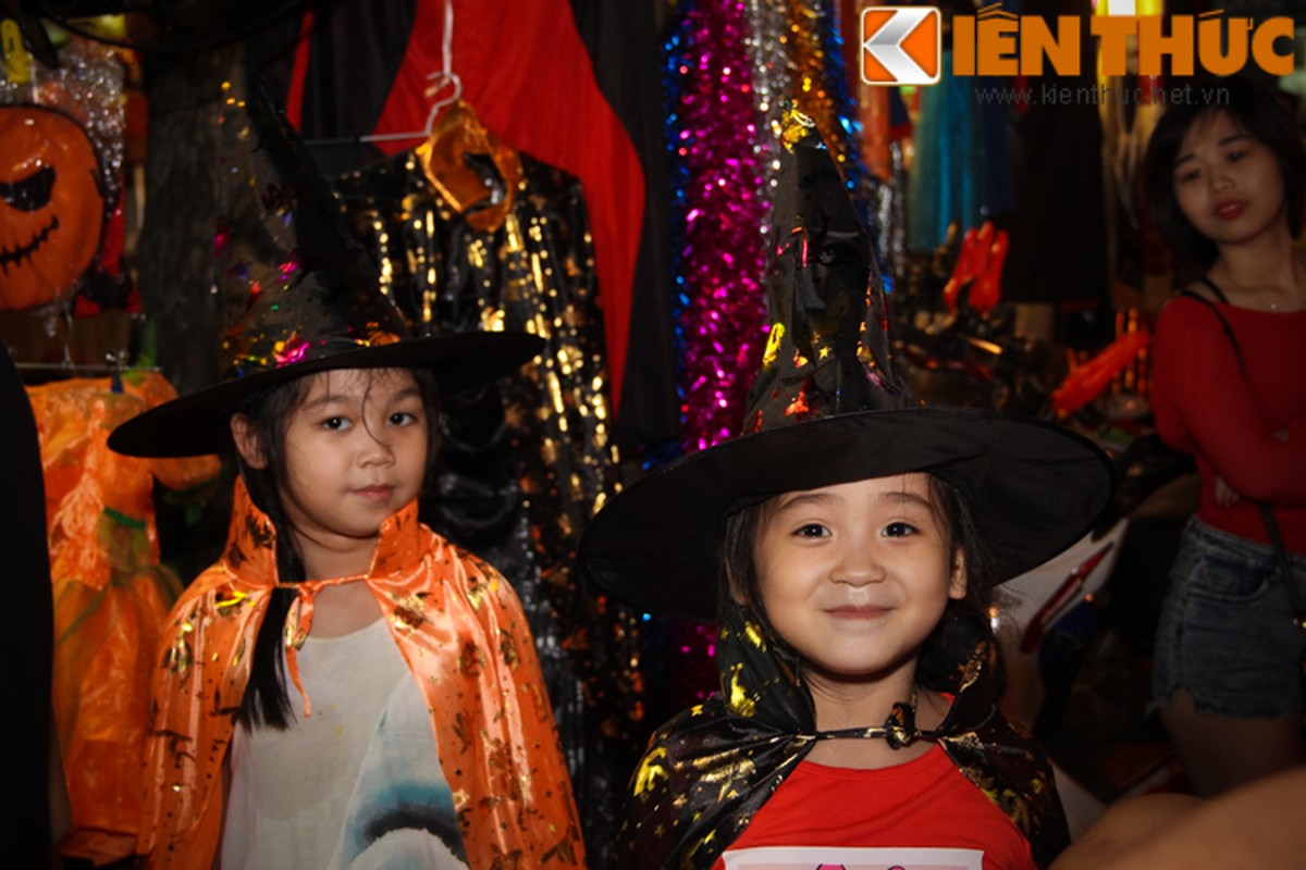 Nguoi gia, thanh nien, tre em... don Halloween tren pho Hang Ma-Hinh-6