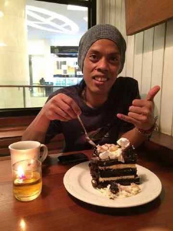 Bat ngo tim thay anh em that lac cua Ronaldinho o Indonesia-Hinh-2