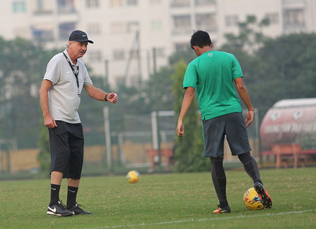 HLV Alfred Riedl loi nguoc dong nhu the nao tai AFF Cup?-Hinh-6