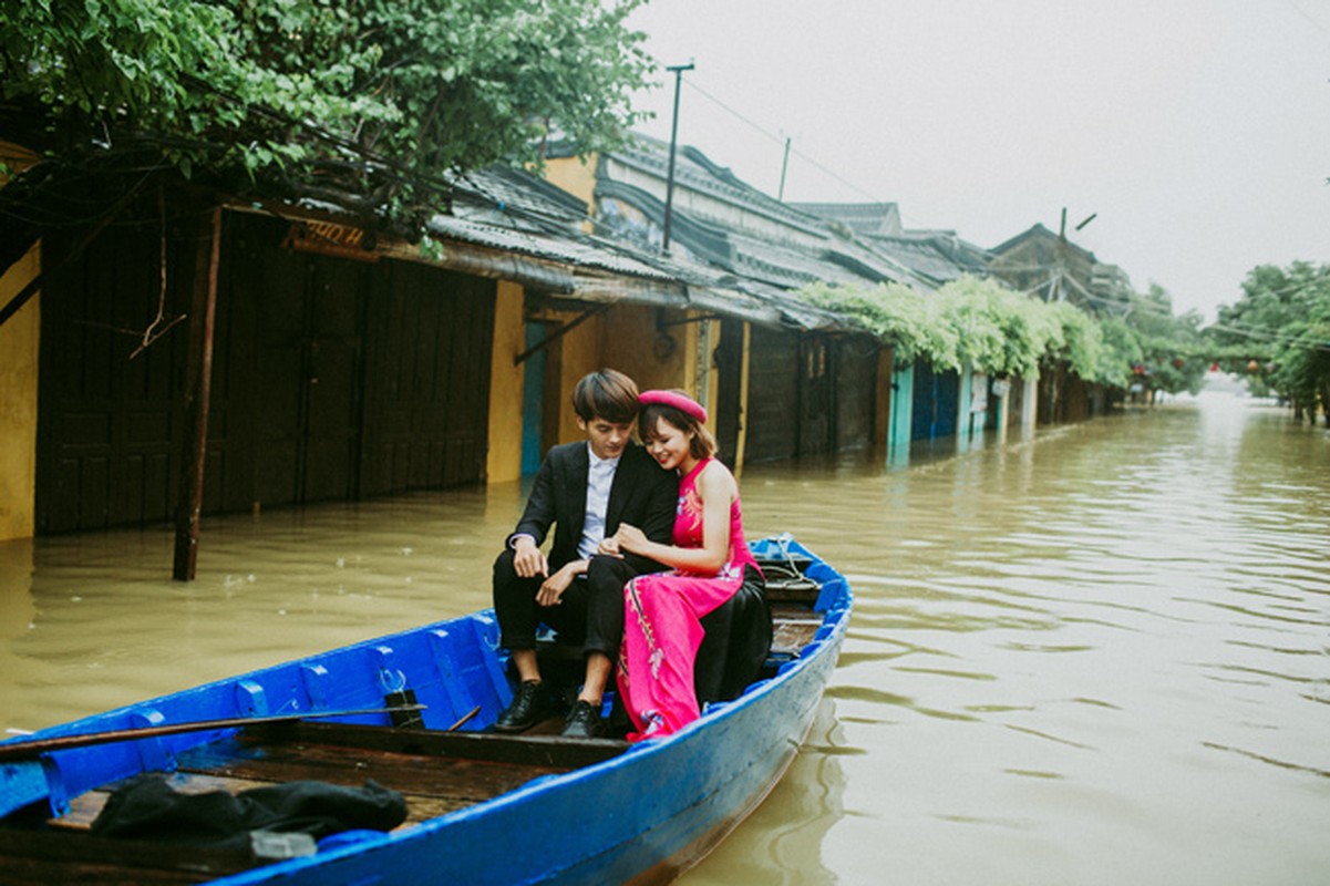 Cap doi chup anh cuoi giua Hoi An menh mong nuoc lu-Hinh-2