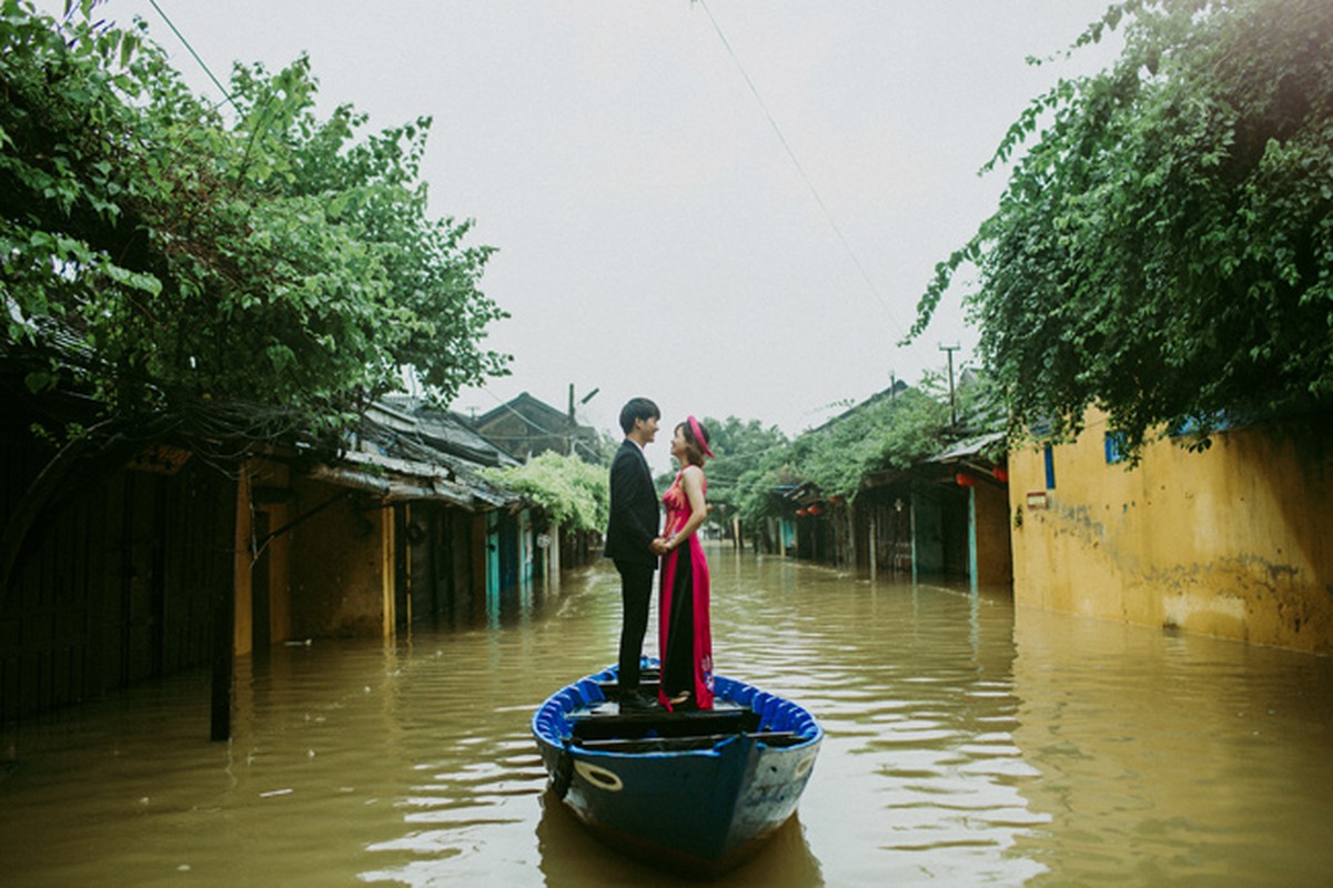 Cap doi chup anh cuoi giua Hoi An menh mong nuoc lu-Hinh-4