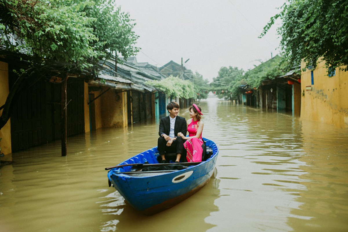 Cap doi chup anh cuoi giua Hoi An menh mong nuoc lu