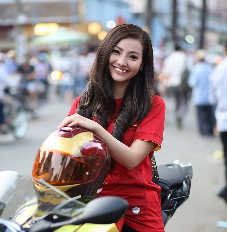 Nu biker cuoi xe khung den co vu U23 Viet Nam-Hinh-2