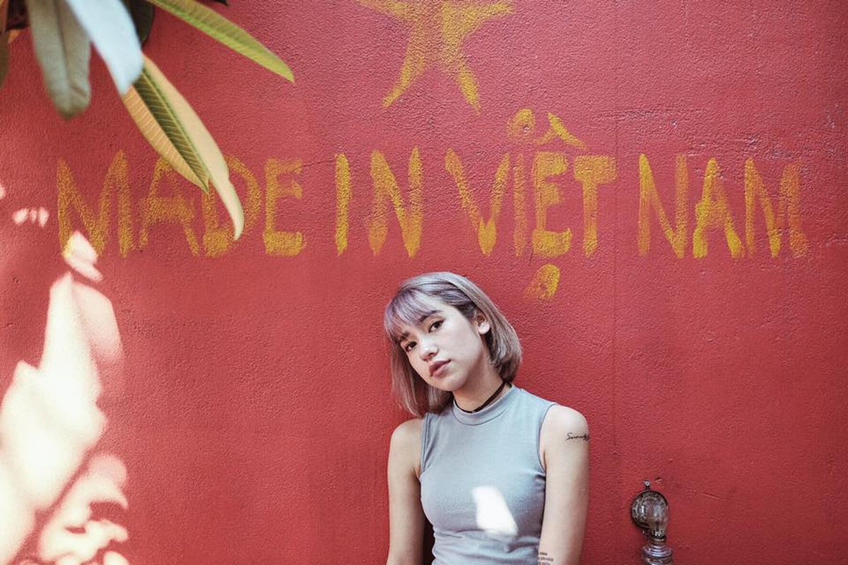 Hot girl lai Viet - Ba Lan xinh dep, an mac cuc 