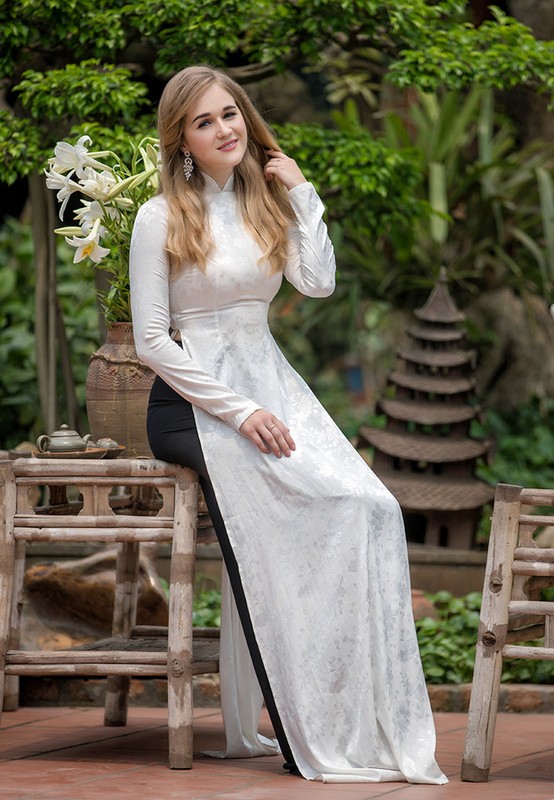 Co gai Nga yeu Viet Nam va ta ao dai say dam-Hinh-2