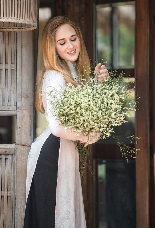 Co gai Nga yeu Viet Nam va ta ao dai say dam