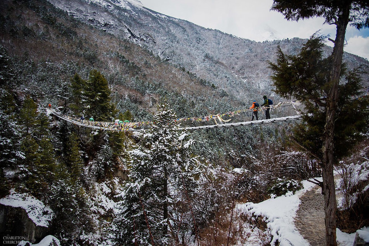 Cap doi lam cuoi tren duong len dinh Everest-Hinh-6