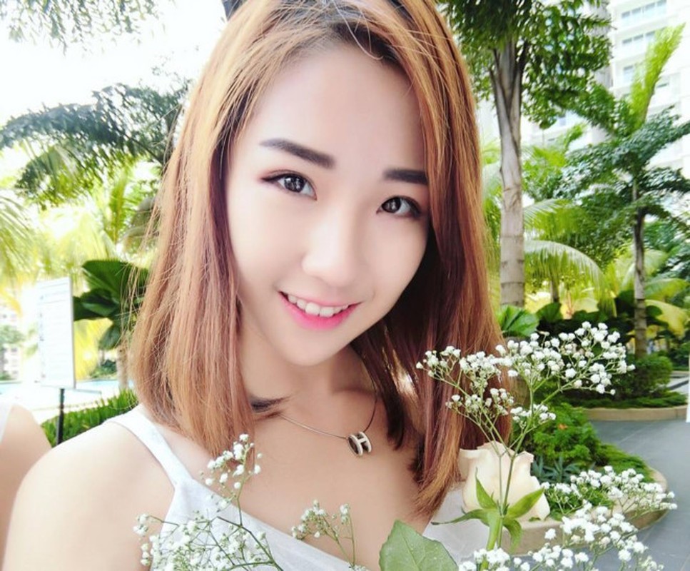 Nu nhan vien phuc vu noi tieng vi xinh nhu hot girl-Hinh-2