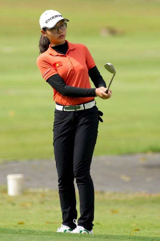 Nu golf thu Viet 14 tuoi xinh nhu mong du SEA Games 29-Hinh-6