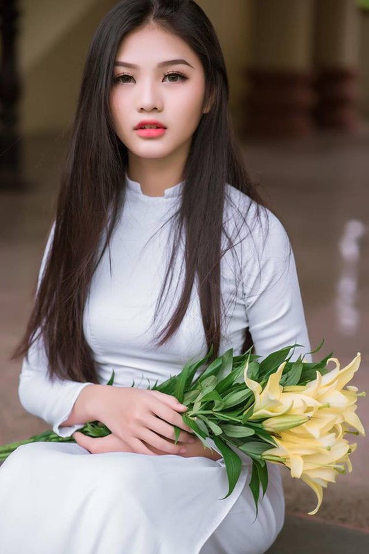 Nu sinh 10X Dong Nai khoe sac ben ao dai trang