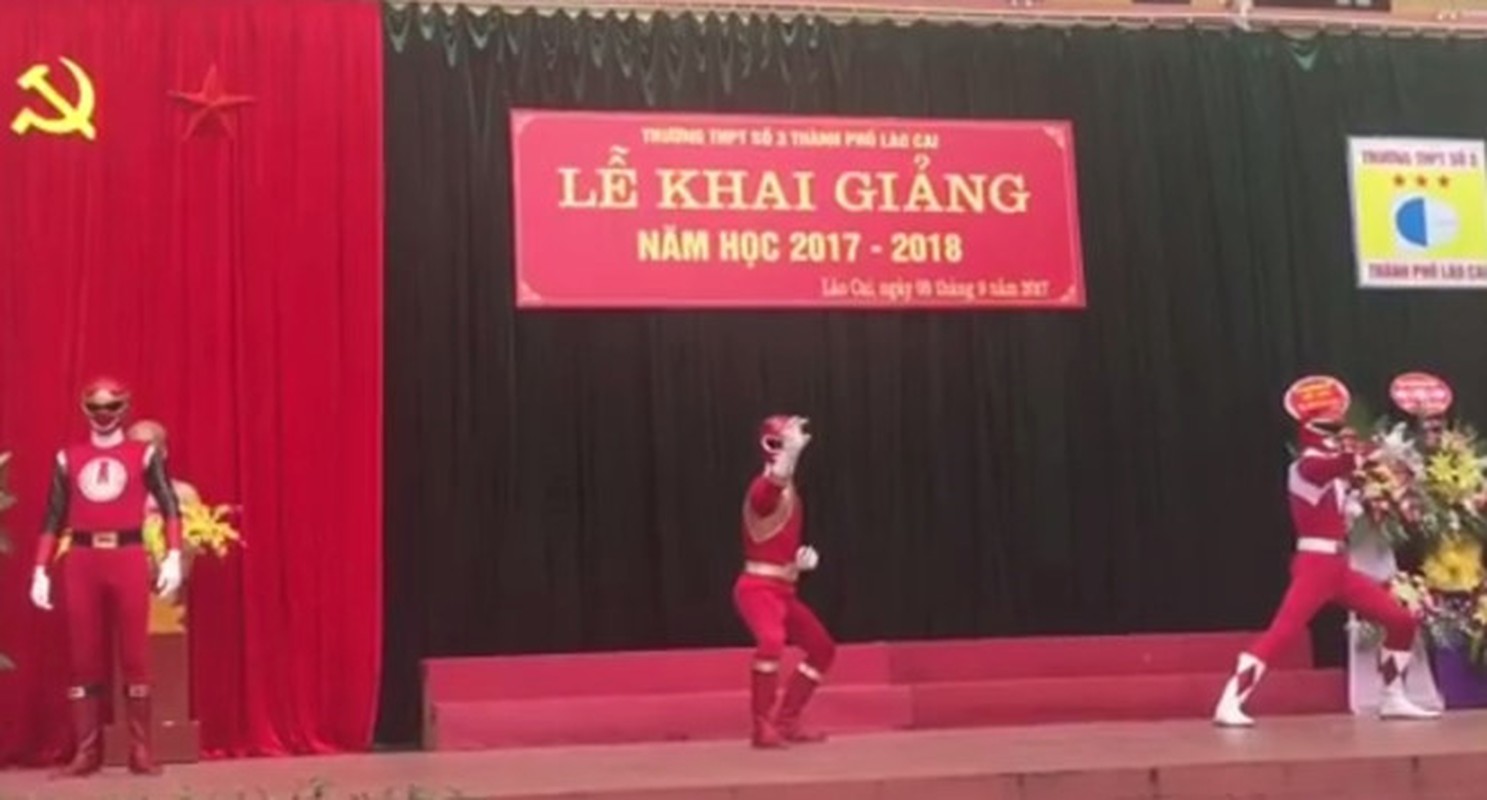 Xon xao &quot;sieu nhan&quot; xuat hien trong le khai giang o Lao Cai-Hinh-2