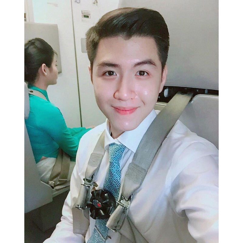 Nam tiep vien hang khong Vietnam Airlines khien chi em &quot;ban loan&quot;-Hinh-2