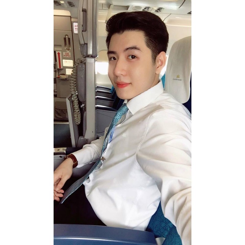 Nam tiep vien hang khong Vietnam Airlines khien chi em &quot;ban loan&quot;-Hinh-5