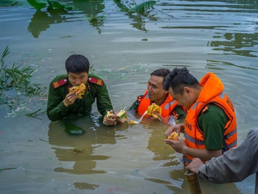 Hinh anh tham duom tinh nguoi trong mua mua lu-Hinh-2