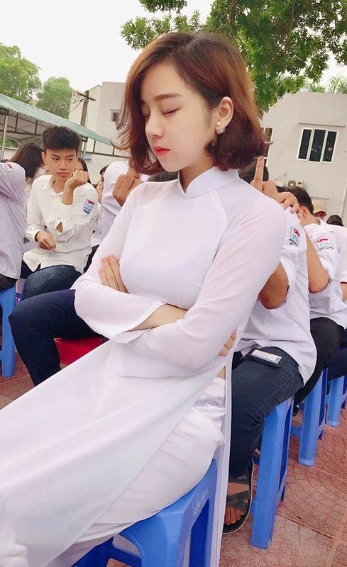 Mac ao dai ngu gat giua san truong, 10X Hung Yen gay sot