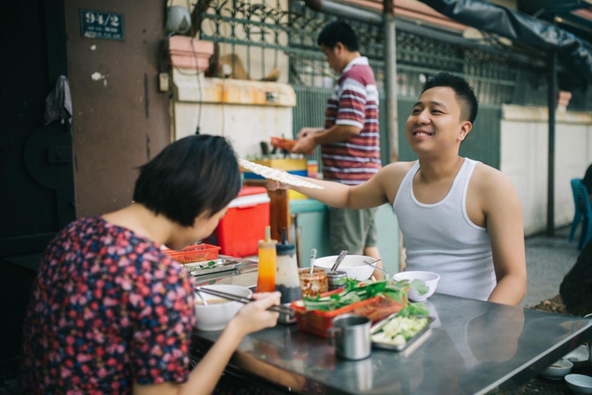 Tien di an sang, cap doi ba dao chup luon bo anh cuoi-Hinh-2