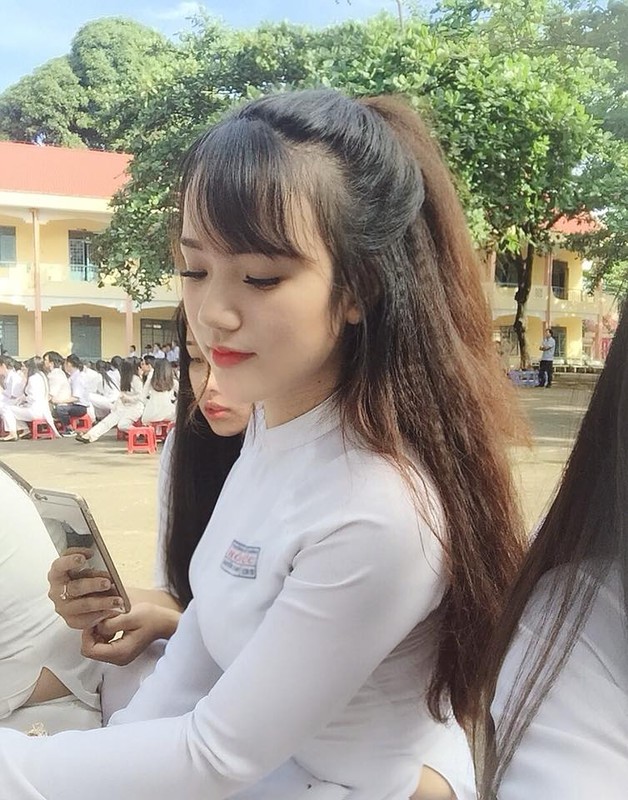 Nu sinh Dak Lak noi tieng vi mac ao dai qua dep-Hinh-2