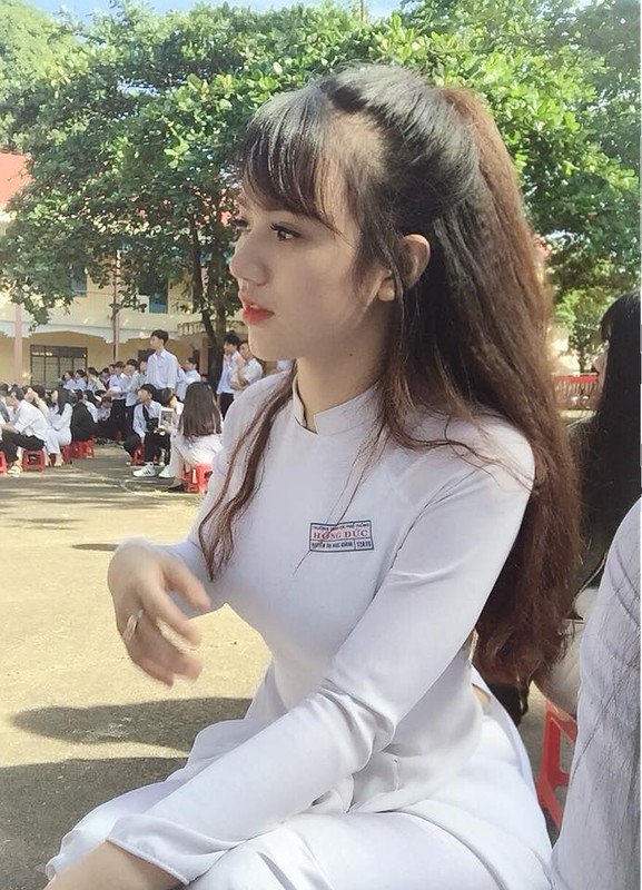 Nu sinh Dak Lak noi tieng vi mac ao dai qua dep-Hinh-3