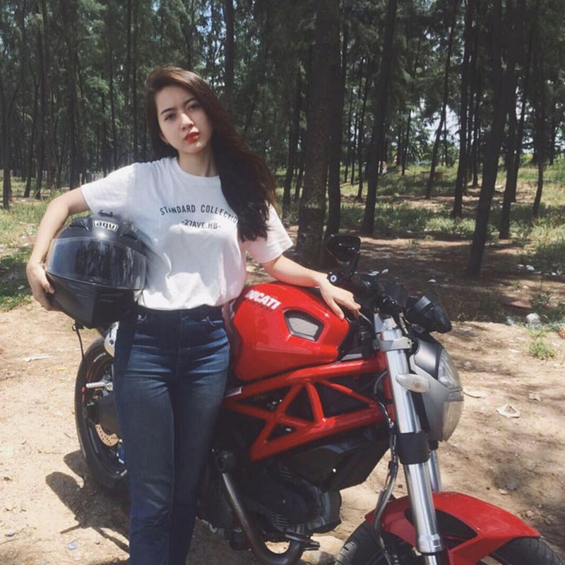 Qua xinh, qua &quot;chat&quot;... nu biker Viet len bao nuoc ngoai