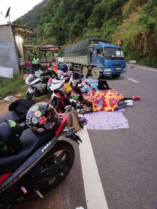 Ngu bua bai ngoai duong, phuot thu tu hai minh va nguoi di duong-Hinh-2