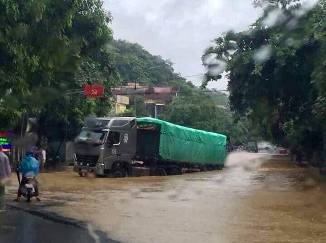 Dan mang xot xa chia se anh mua lu o cac tinh phia Bac-Hinh-2