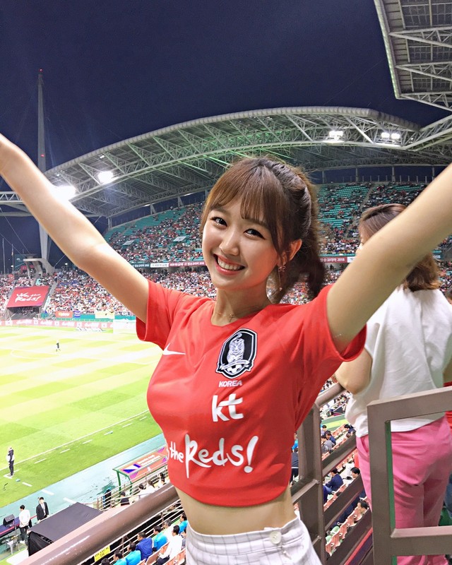 Dan mang tha ho ngam hot girl World Cup co mat tren khan dai-Hinh-5