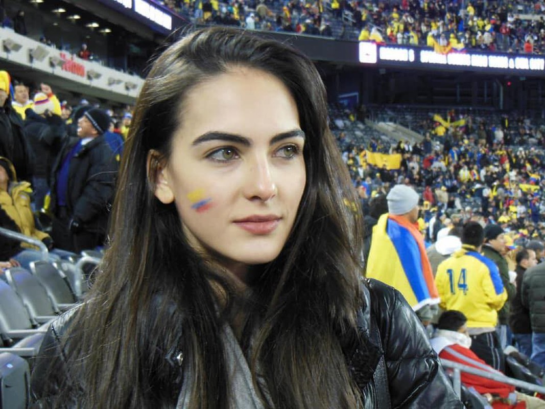 Dan mang tha ho ngam hot girl World Cup co mat tren khan dai