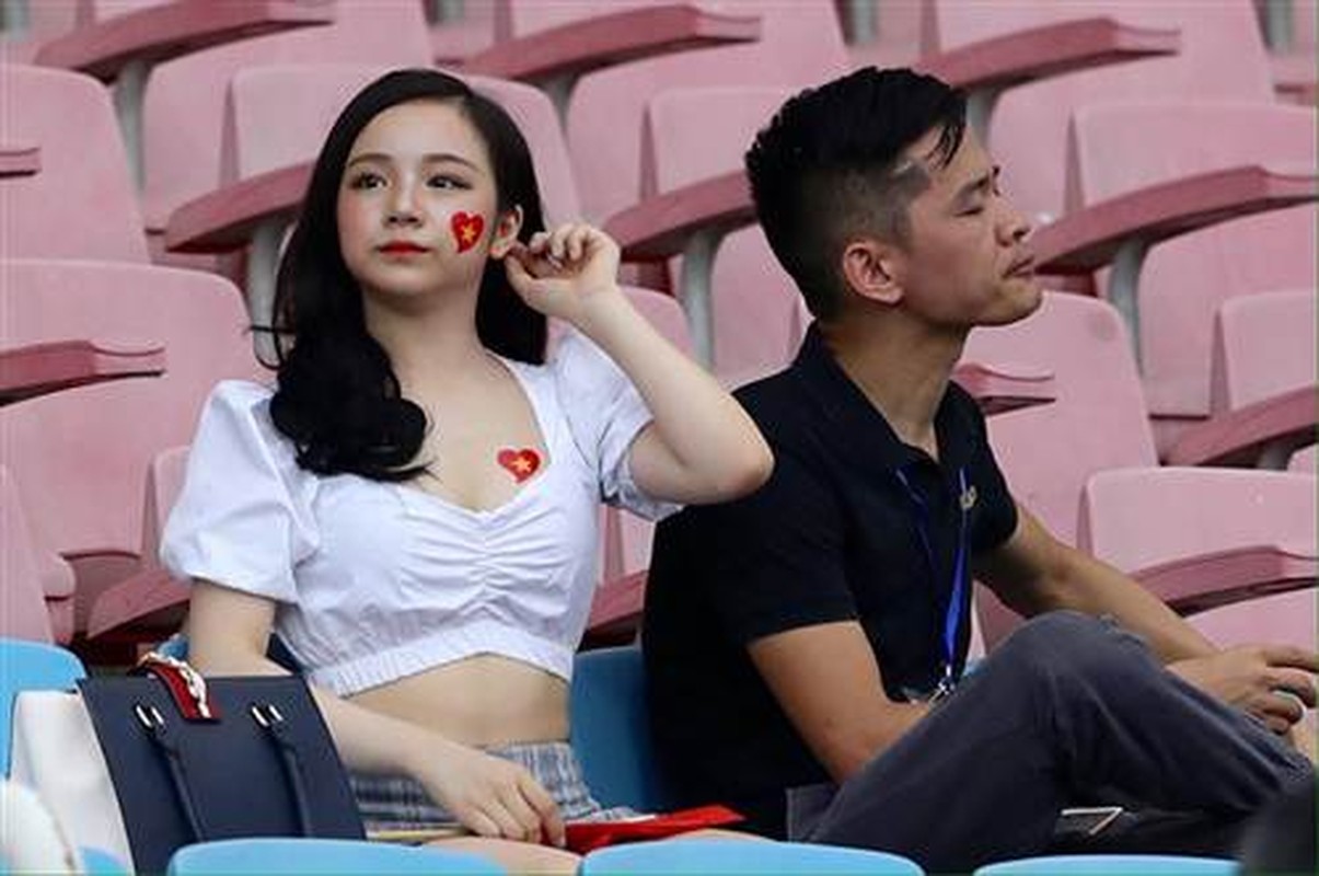 Xuat hien co vu U23 Viet Nam, hot girl World Cup lam sang ca khan dai-Hinh-10