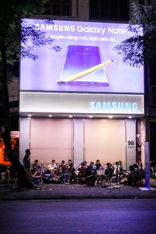 Lu luot xach giuong ra duong ngu doi mua Samsung Galaxy Note 9