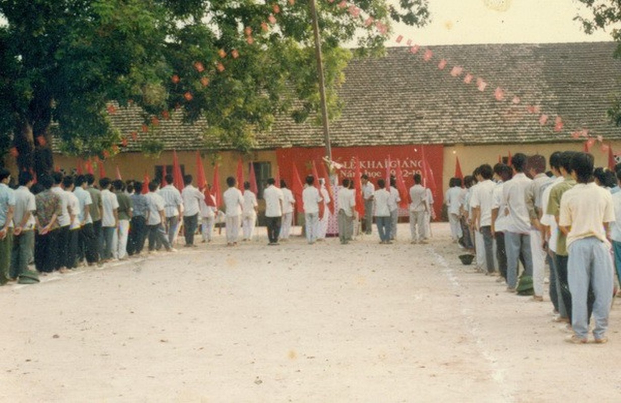 Dan mang hoai niem ve khai giang xua “hoc sinh khan quang do, mu ca lo“-Hinh-4