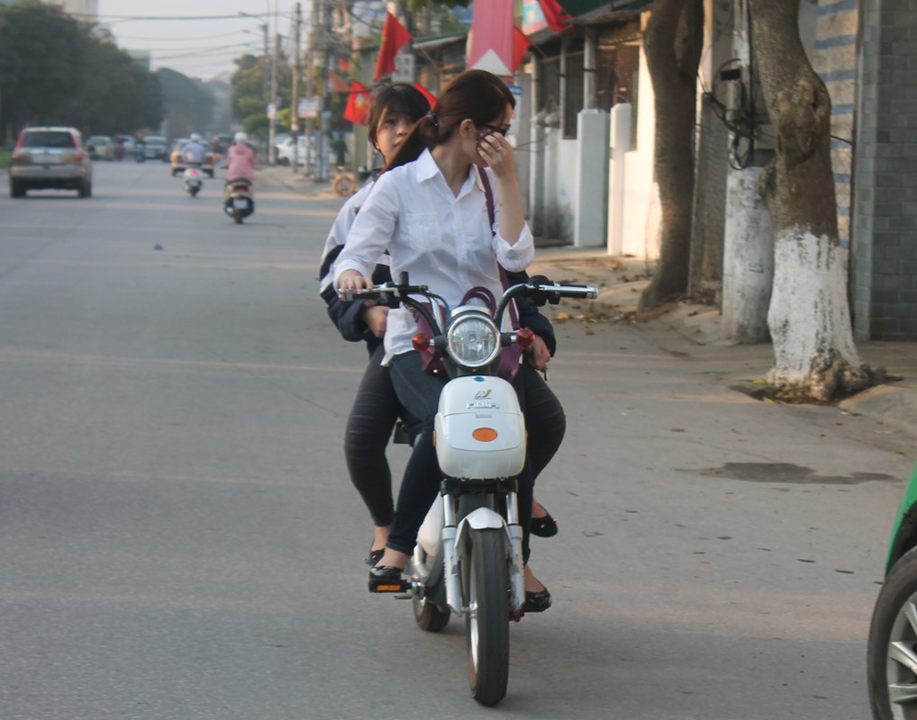 Khong doi mu bao hiem, hoc sinh “lam xiec” voi xe may dien tren pho-Hinh-10