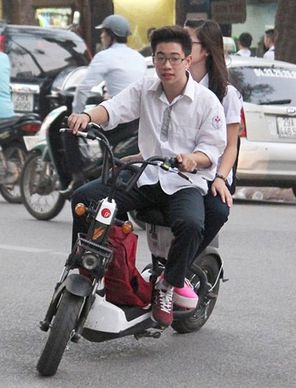 Khong doi mu bao hiem, hoc sinh “lam xiec” voi xe may dien tren pho-Hinh-3