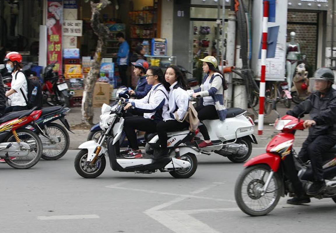 Khong doi mu bao hiem, hoc sinh “lam xiec” voi xe may dien tren pho-Hinh-5