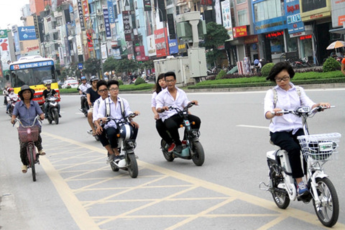 Khong doi mu bao hiem, hoc sinh “lam xiec” voi xe may dien tren pho