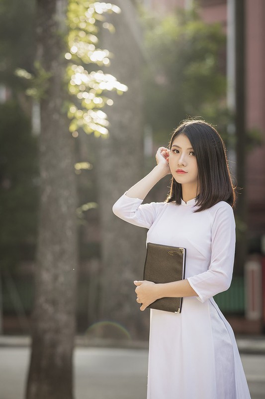 Nu sinh nganh thiet ke dep ngay ngat trong ta ao dai