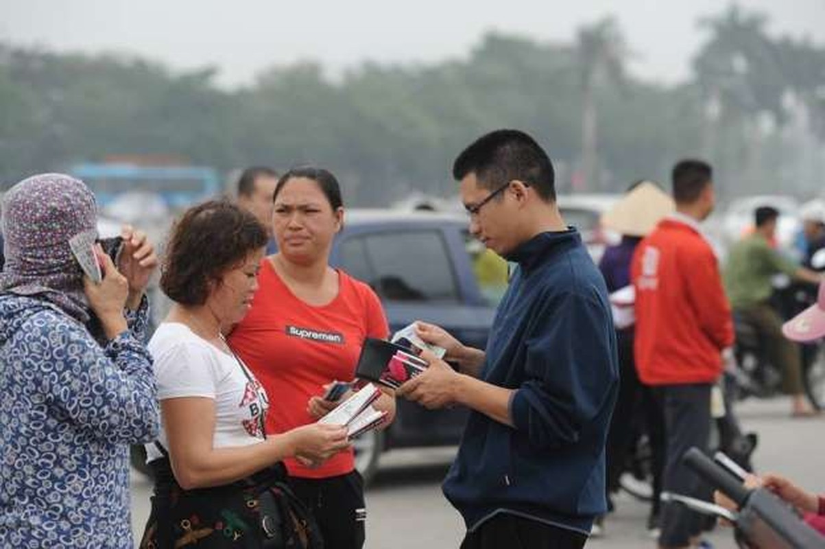 Dan mang dat cau hoi 16.000 ve AFF Cup 2018 duoc VFF moi nhung ai?-Hinh-4