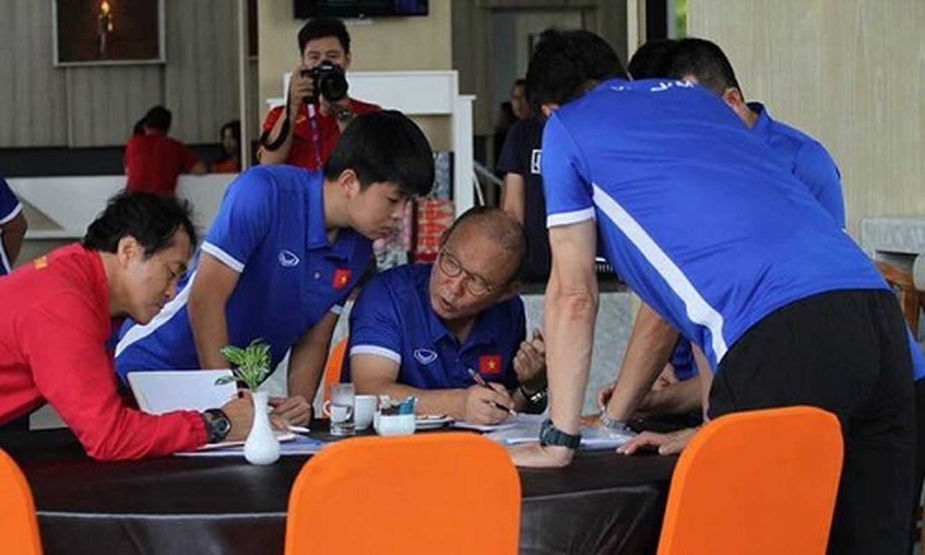 Doi tuyen Viet Nam hop kin  diem mat hung than Malaysia tai AFF Cup 2018