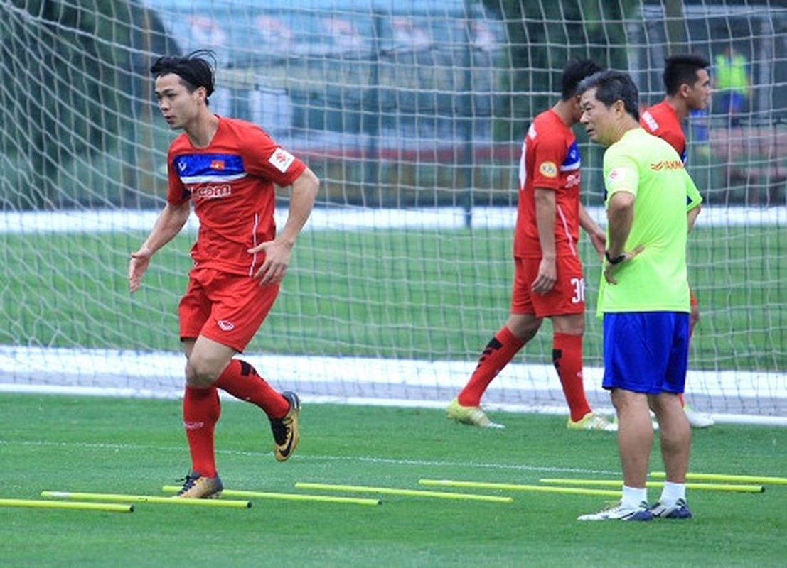 HLV Park Hang-seo mat canh tay trai dac luc truoc them Asian Cup-Hinh-2
