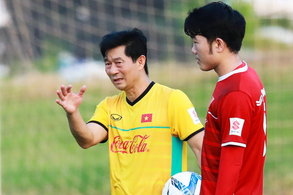 HLV Park Hang-seo mat canh tay trai dac luc truoc them Asian Cup-Hinh-8