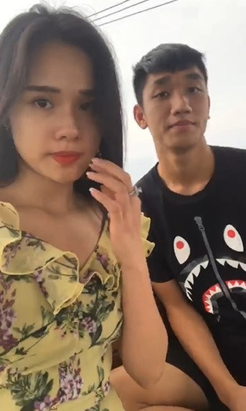 Khoe anh voi ban gai, cau thu doi tuyen Viet Nam bi 