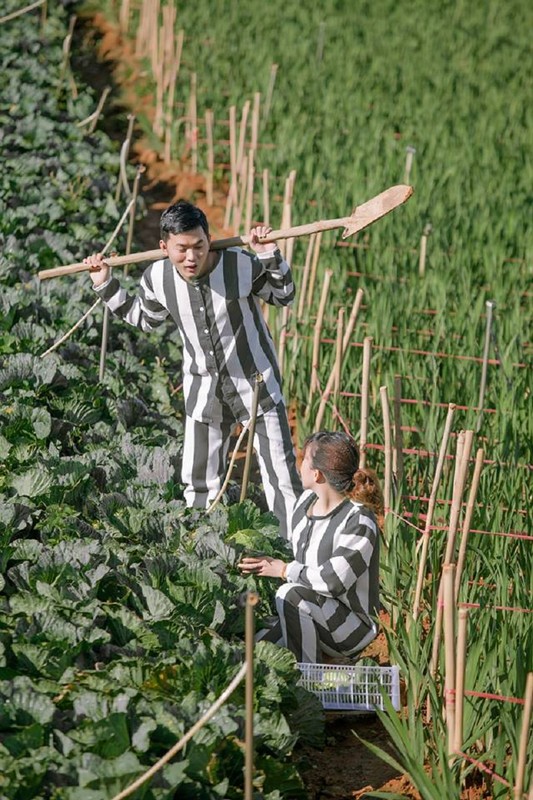 Dan mang “ta hoa” voi bo anh cuoi ao tu cua cap doi Sai thanh-Hinh-2