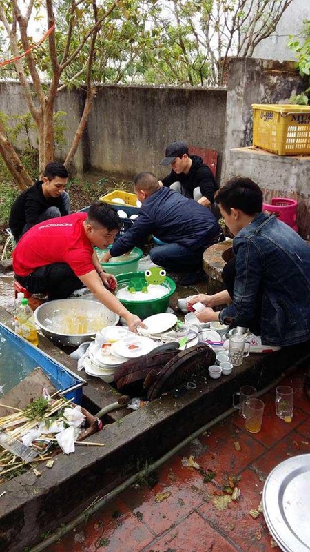 Hoi dan ong rua bat o dam cuoi khien CDM “tranh luan” mau lua