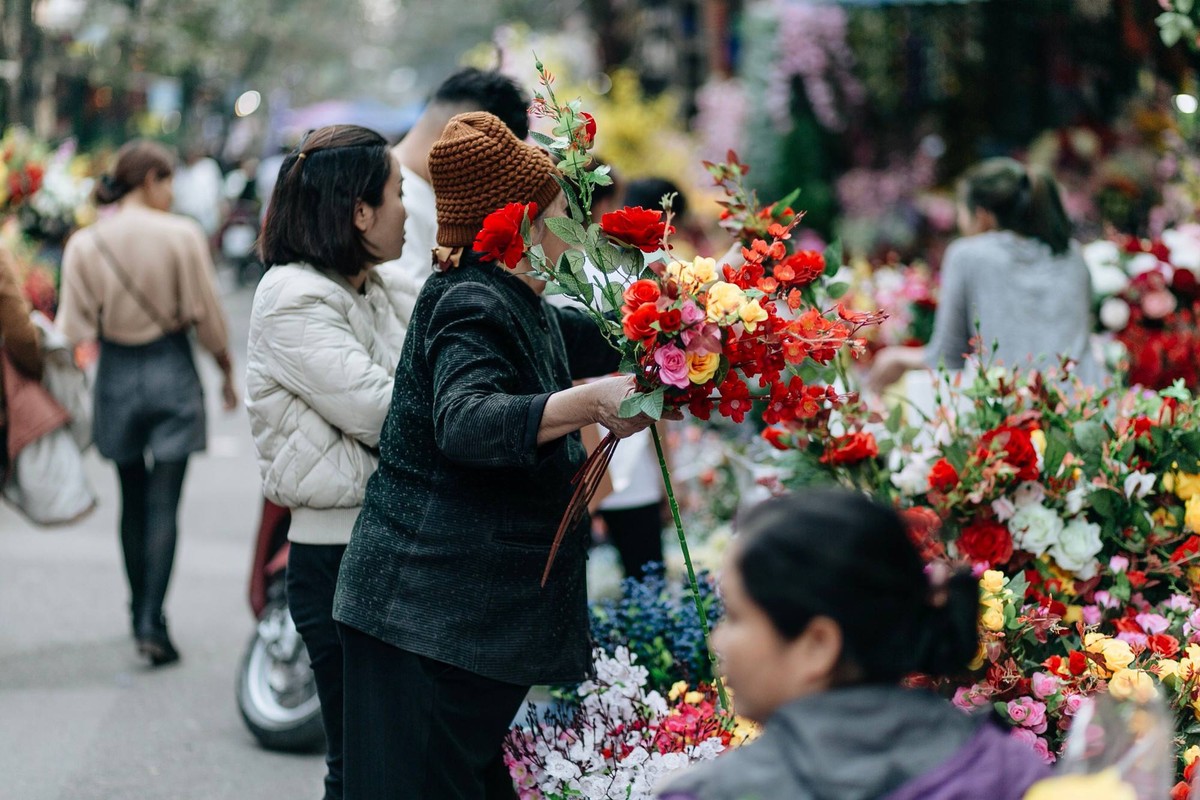 Gioi tre thich thu voi phien cho hoa Tet lau doi nhat o Ha Noi-Hinh-3